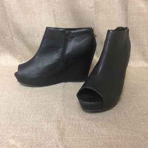 Torrid Wedge Bootie Peep Toe 12 Black Gold Zipper
